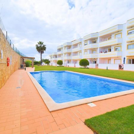 Private Large Terrace Facing The Swimming Pool Apartment Guia  Luaran gambar