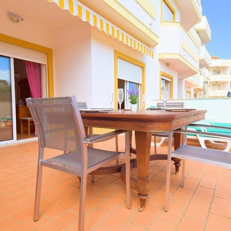 Private Large Terrace Facing The Swimming Pool Apartment Guia  Luaran gambar