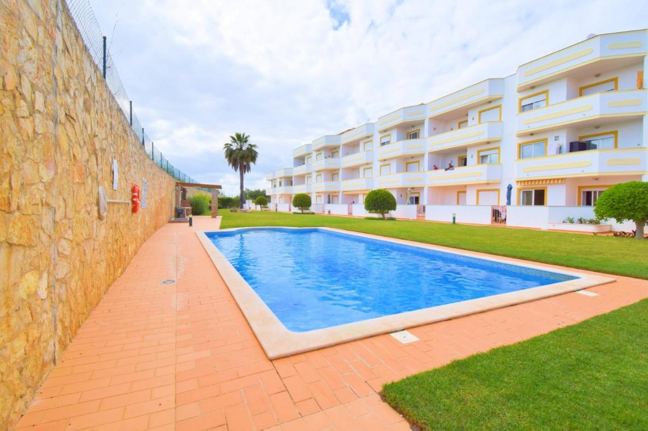 Private Large Terrace Facing The Swimming Pool Apartment Guia  Luaran gambar