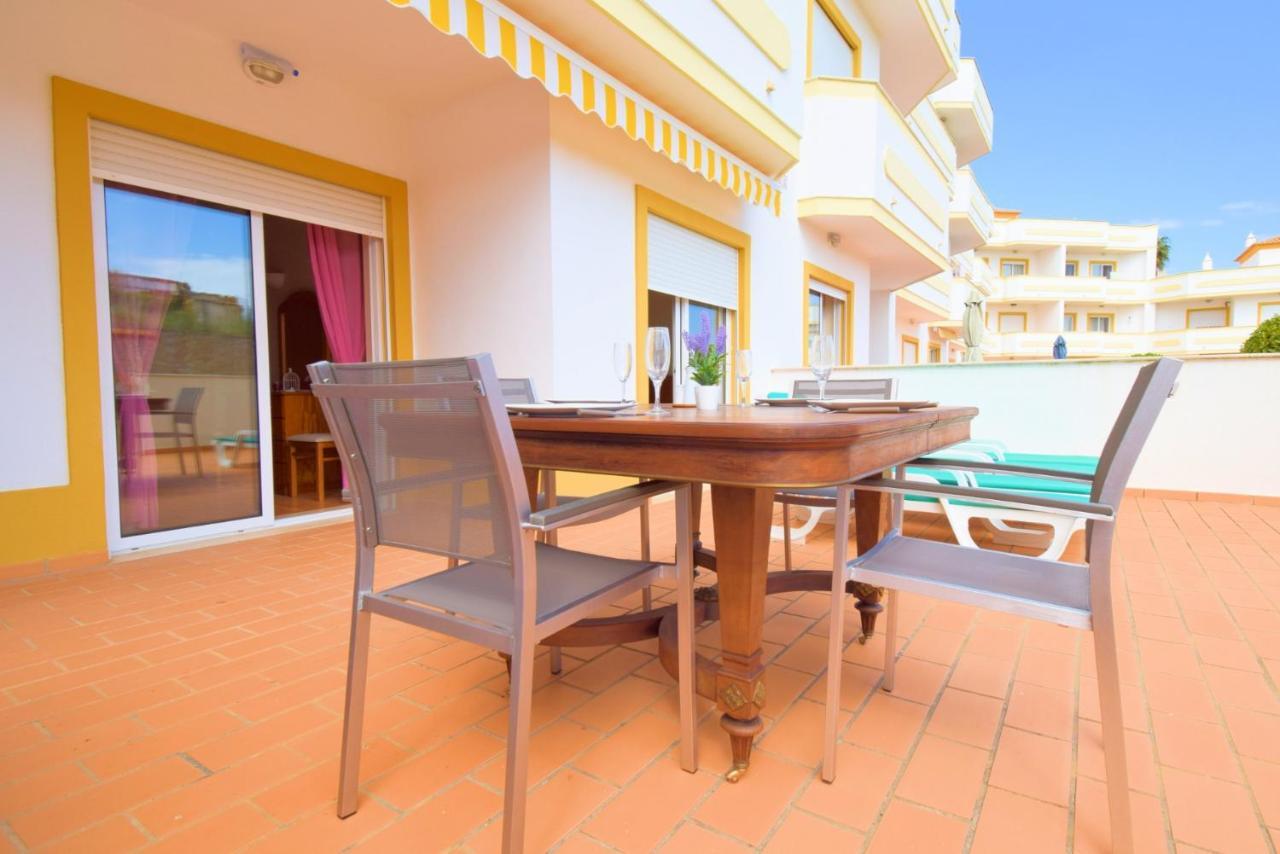 Private Large Terrace Facing The Swimming Pool Apartment Guia  Luaran gambar