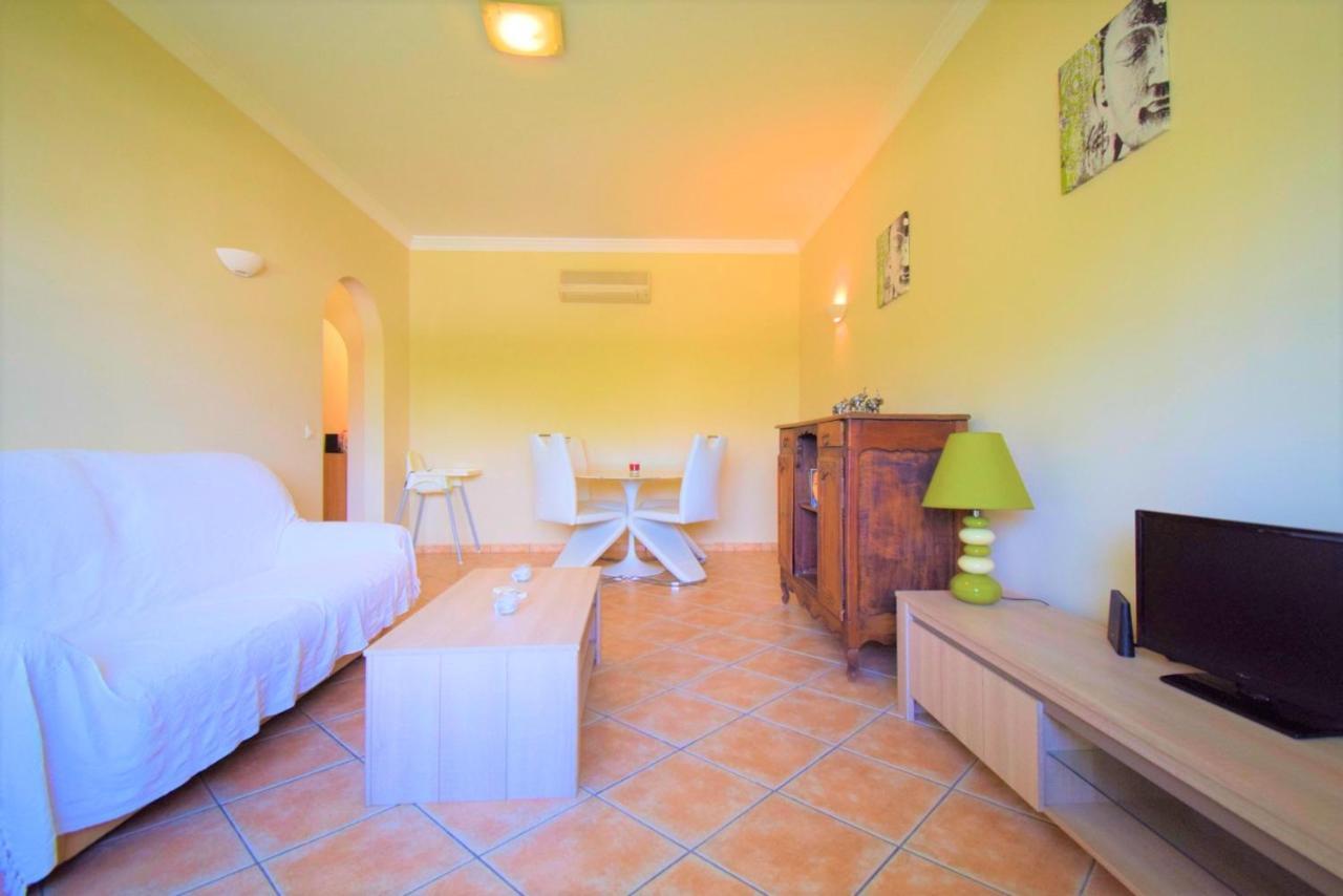 Private Large Terrace Facing The Swimming Pool Apartment Guia  Luaran gambar