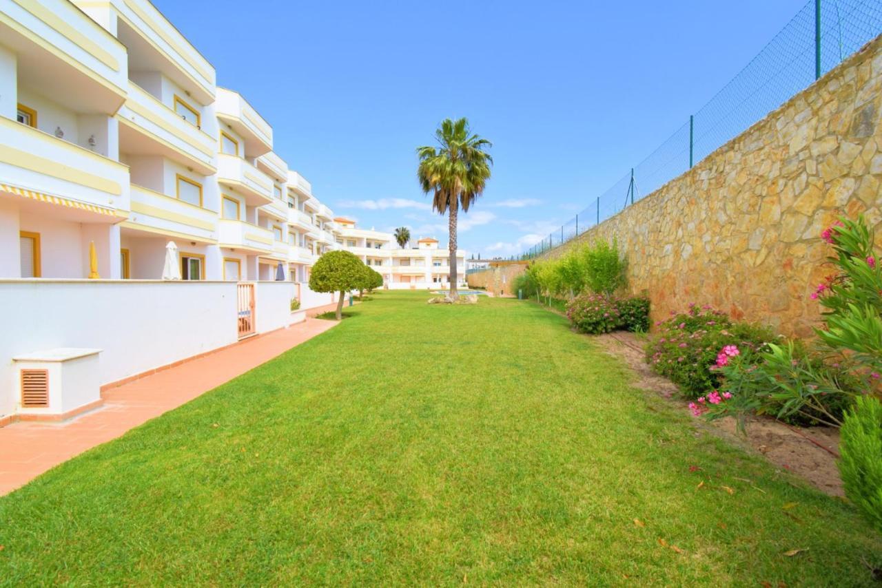 Private Large Terrace Facing The Swimming Pool Apartment Guia  Luaran gambar
